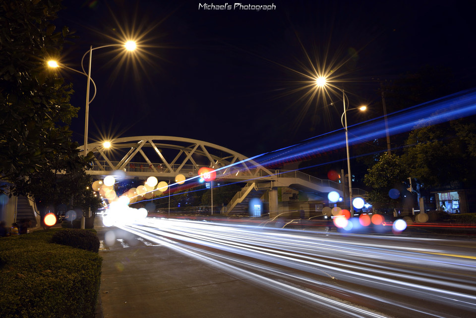 地大天桥 br /> 两张合成,一张长曝,一张失焦.