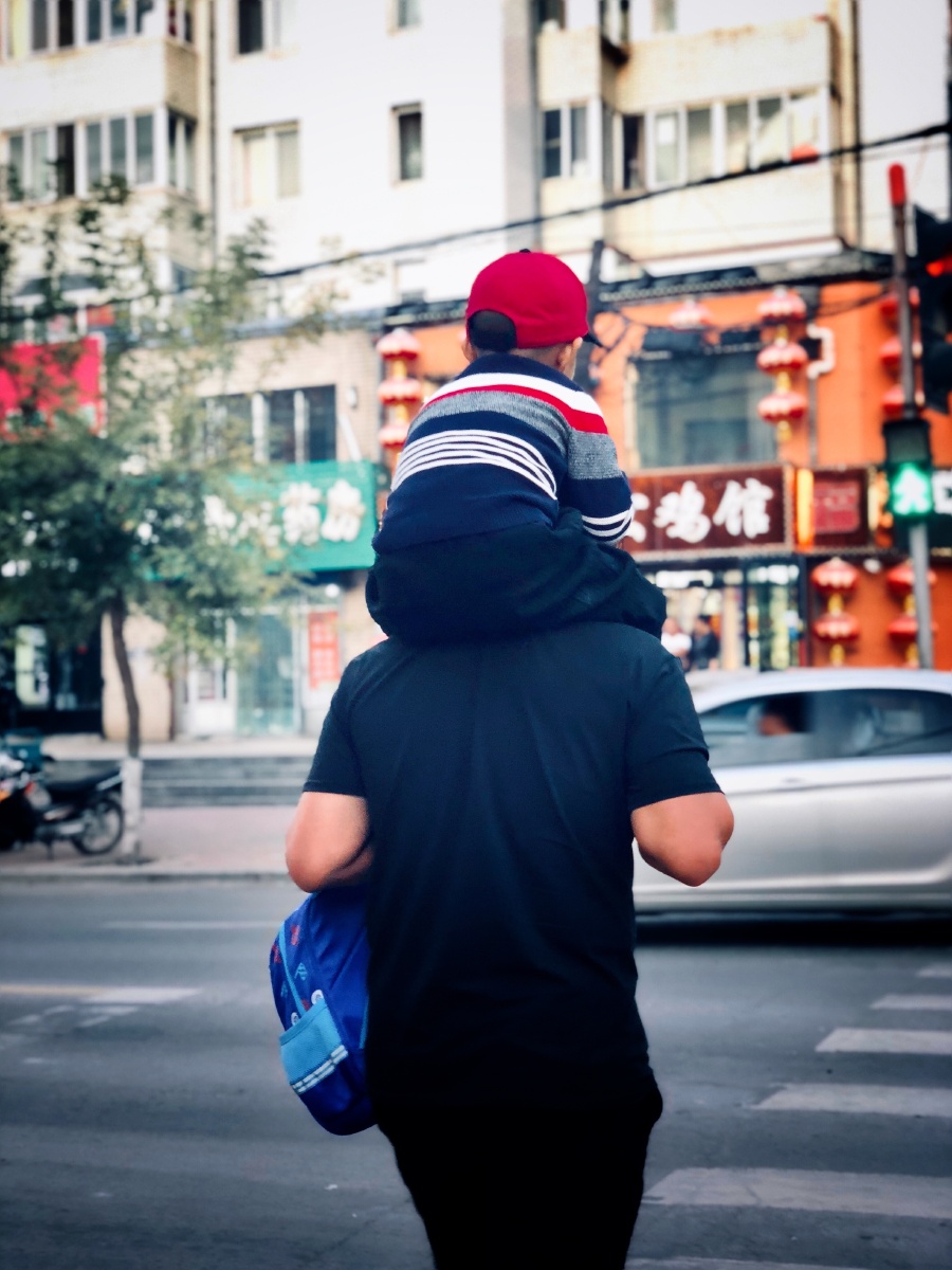 一位老人接放学的孙子 这样幸福的"骑脖梗" 不自觉的想起了