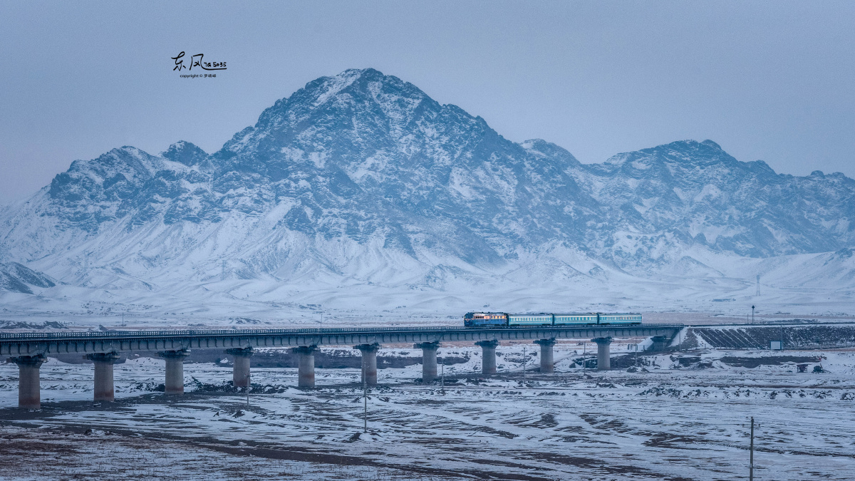 大佘太57201次全列湖蓝色的25dt甘泉铁路通勤车飞驰在大佘太镇附近的