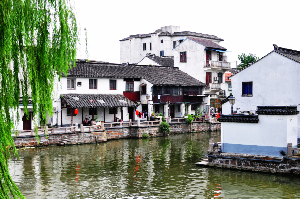 青瓦白墙小桥流水