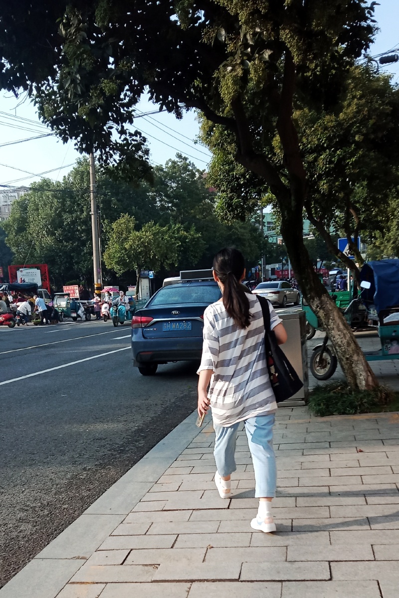 街拍:大步向前走