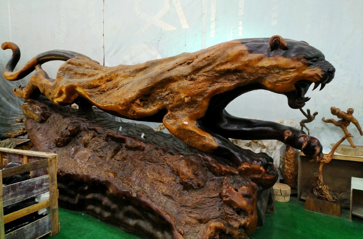 岳西大别山映山红大观园内的精美根雕