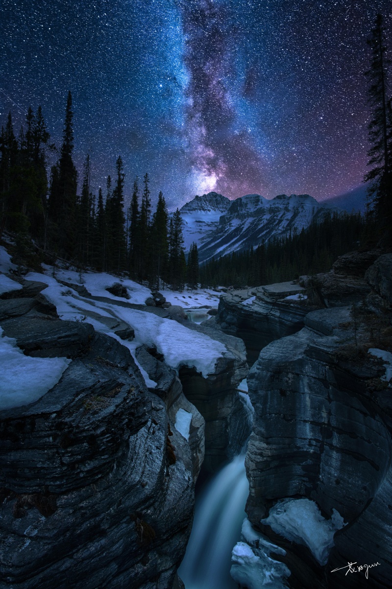 mistayacanyon的不眠之夜苍穹之下清晰的银河悬挂在峡谷之上闪烁的