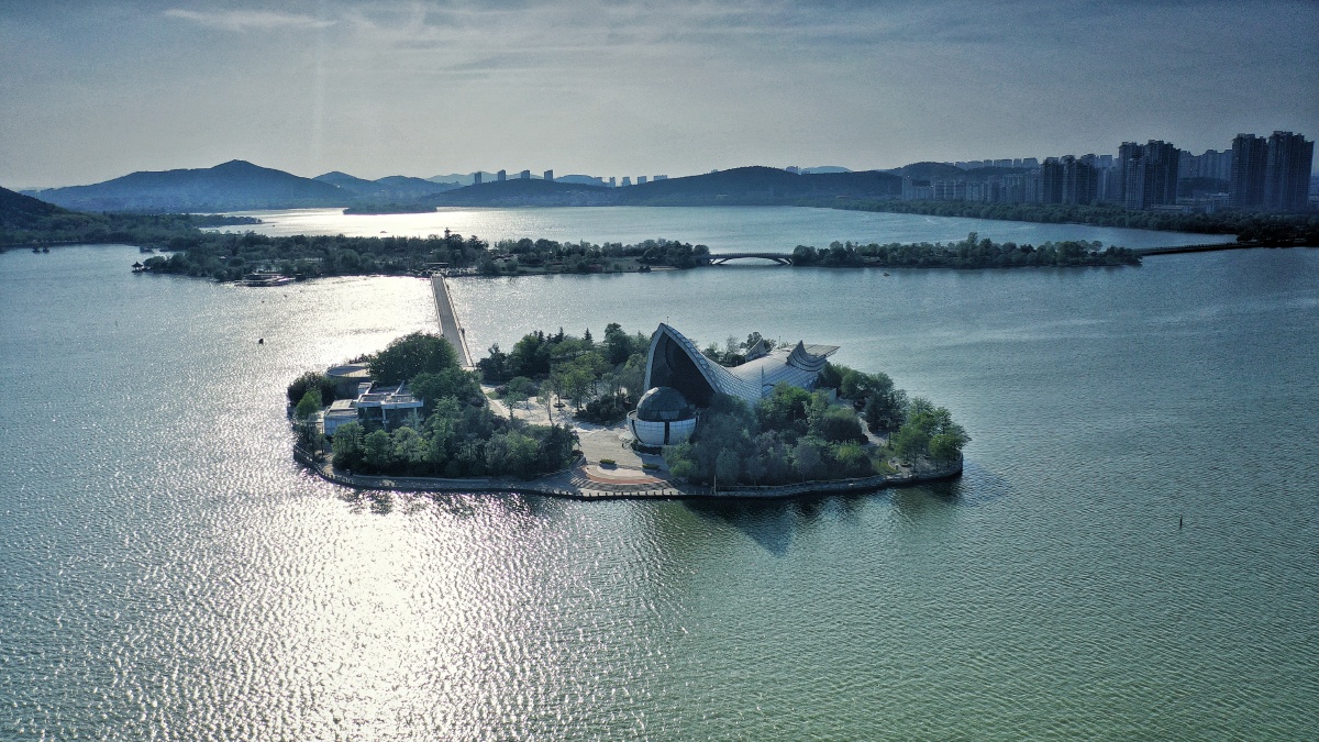 一城青山半城湖十里樱花百里香一城青山半城湖九里秀色一里亭