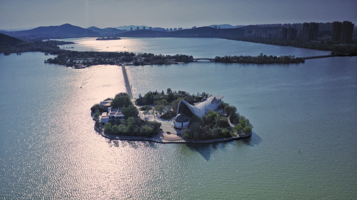 一城青山半城湖十里樱花百里香一城青山半城湖九里秀色一里亭