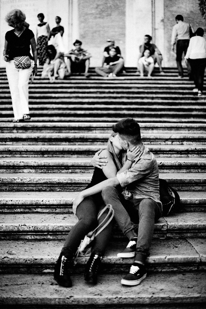 Young couple kissing at Spanish steps 西班牙台阶上亲吻的年轻情侣