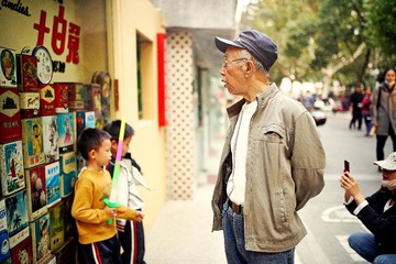 A man looking at display wall1