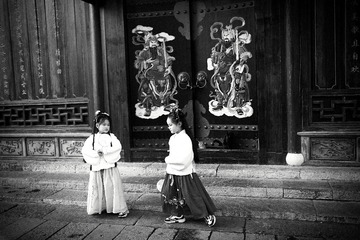 Two young girls and two cats