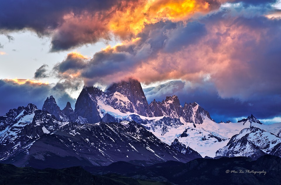 图中最高峰是Patagonia著名的Fitz Roy，别称Cerro Chalten，意为冒烟的山峰。这是我在那里一周中看到的最“浓烈”，最让人兴奋的烟。<br />
