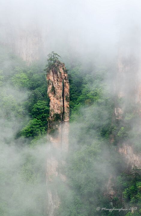 烟雨霓裳<br />
呵呵，还是流行的透视装。