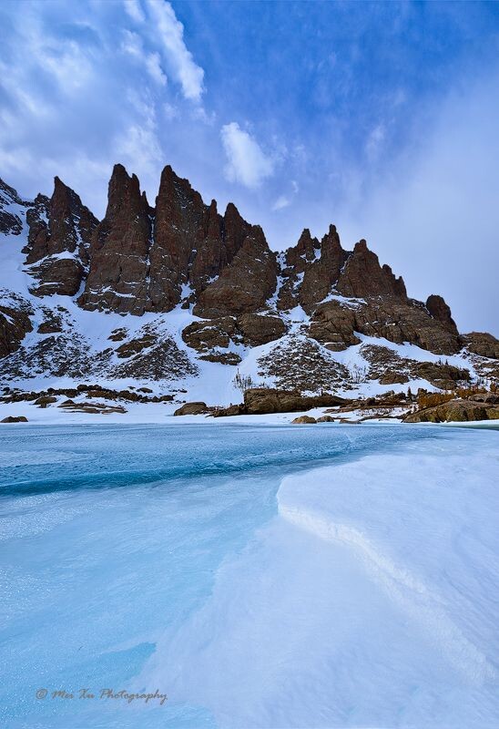 这是美国落基山国家公园里的一个高山湖。上周在雪地里深一脚浅一脚地走了4小时才到达这里。因为雪还很多，坡也陡，我们下山的时候就坐在雪地上滑下来，很好玩。