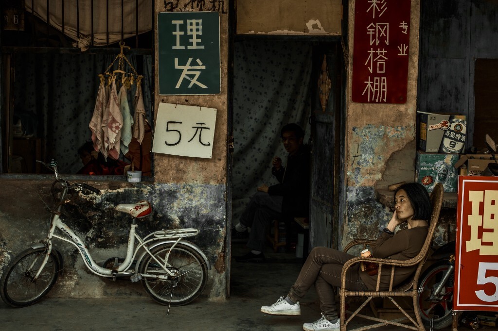 街边理发店的门里门外