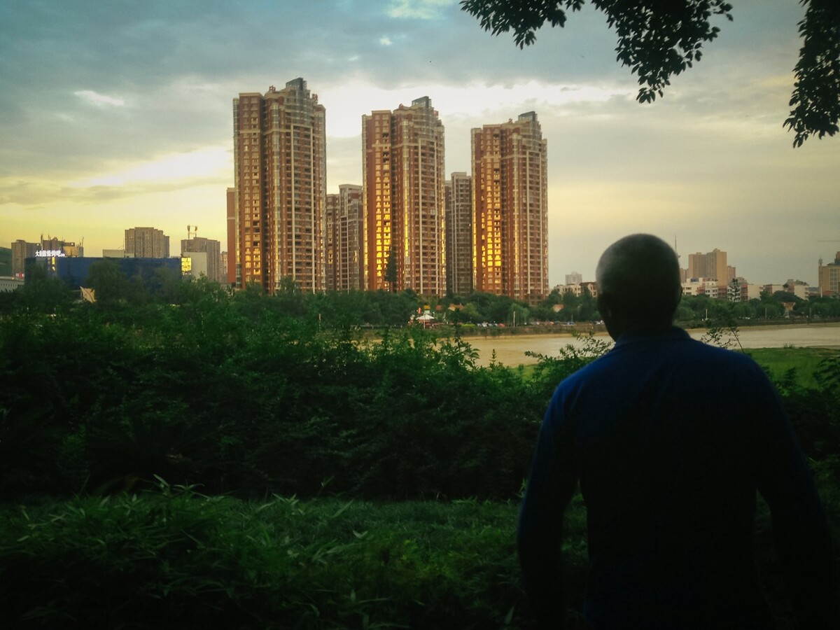 看见夕照射在对面小区的玻璃上，连路过大爷也驻足观看，知道今天的晚霞必将无与伦比。