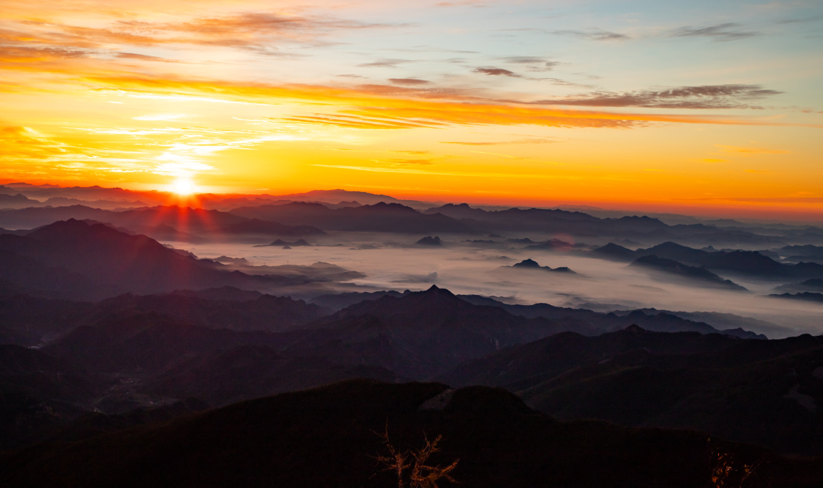 拍摄于河北兴隆雾灵山朝霞日出云海交相辉映颇为壮观