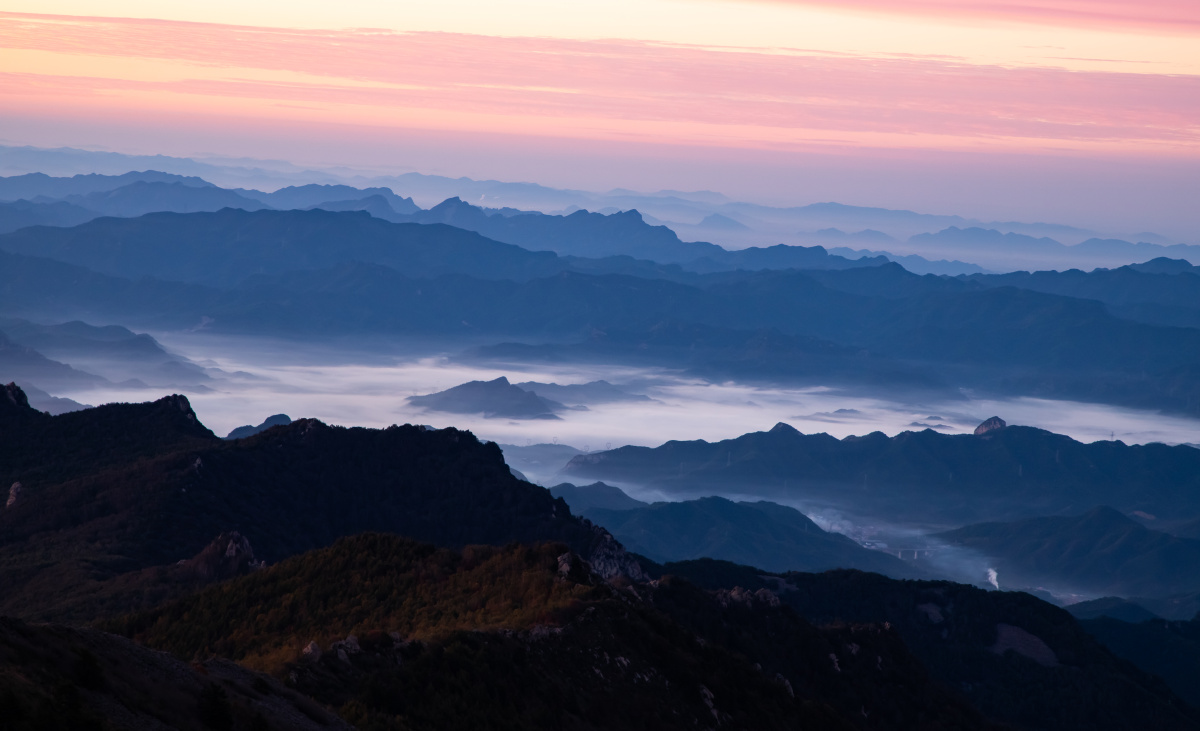 拍摄于河北兴隆雾灵山朝霞日出云海交相辉映颇为壮观