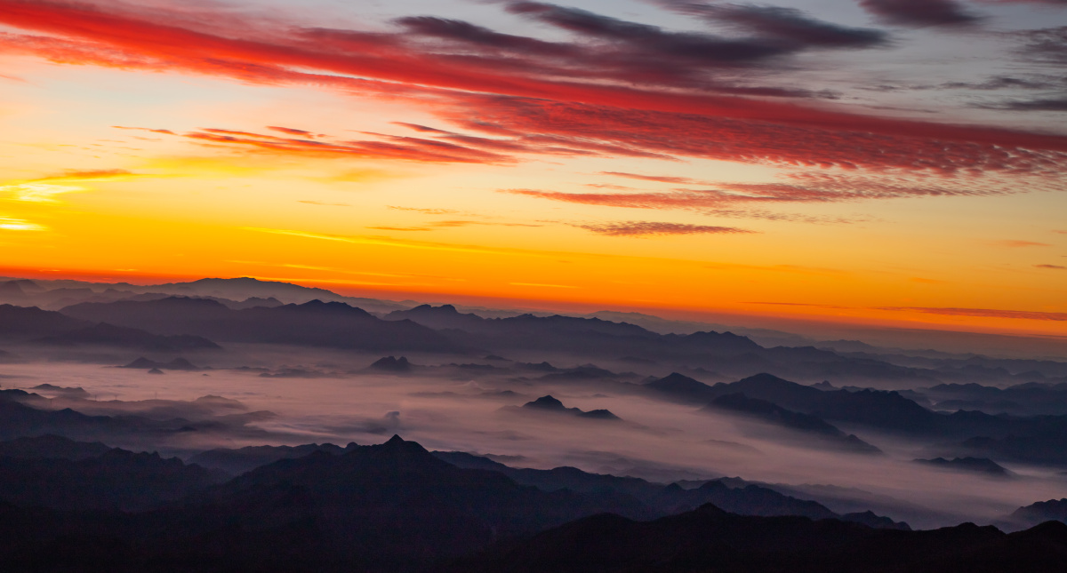 拍摄于河北兴隆雾灵山朝霞日出云海交相辉映颇为壮观