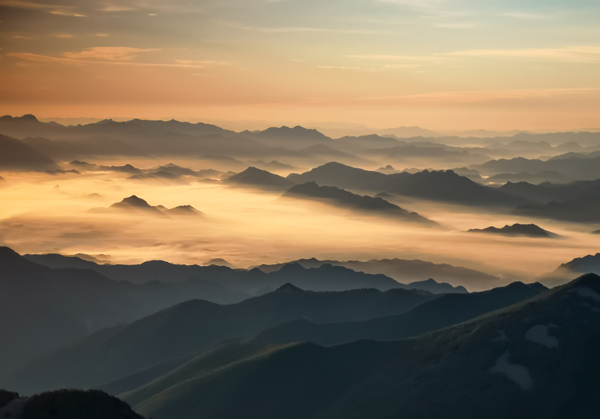 拍摄于河北兴隆雾灵山朝霞日出云海交相辉映颇为壮观