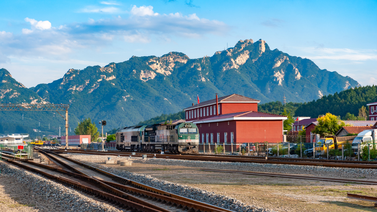 凤凰山下的沈丹铁路