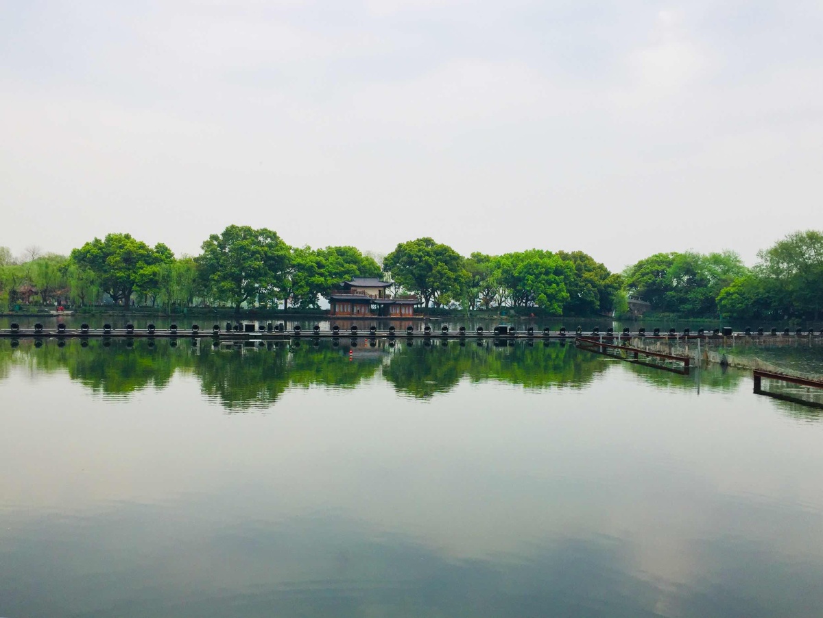 "水光潋滟晴方好",春天的西湖"浓妆淡抹总相宜".后期微调.