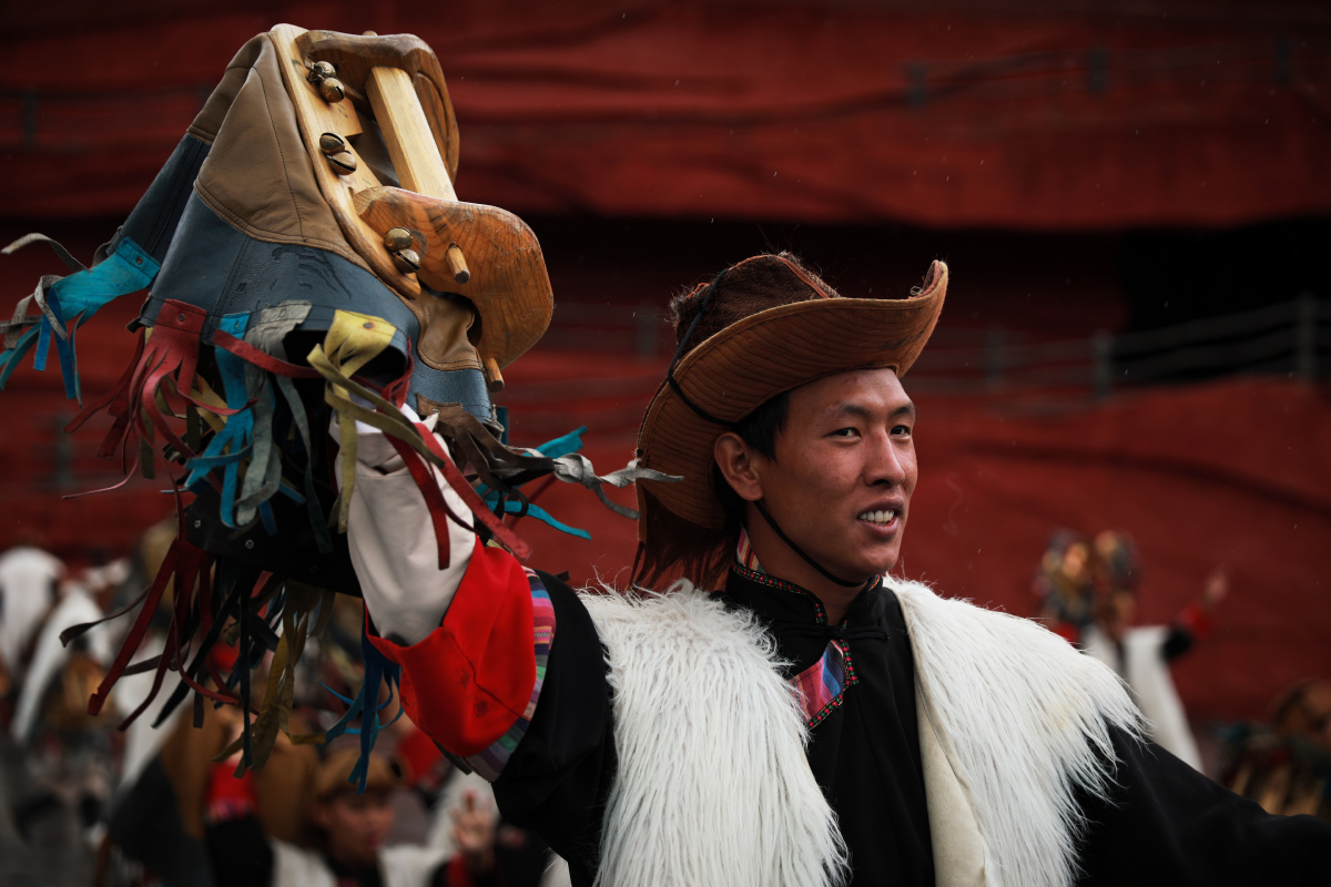 玉龙雪山是纳西族人的象征是一座男女殉情的山在这里恋人生死相依爱情