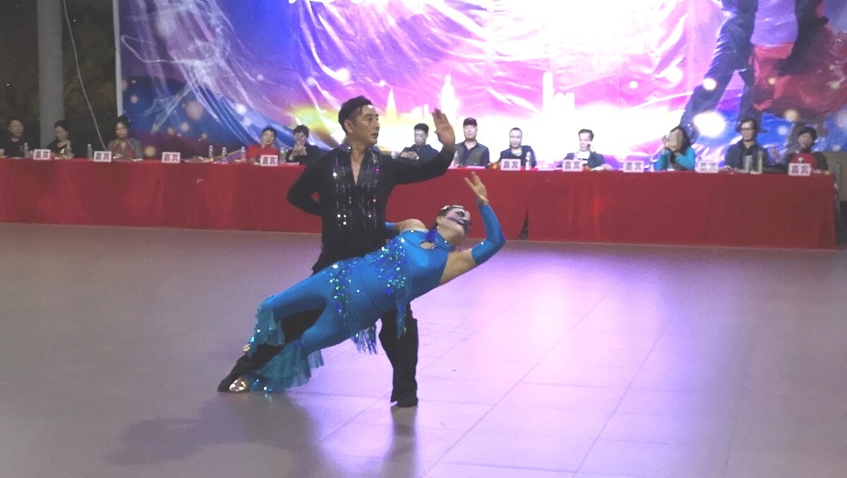 男女双人舞舞蹈视频,国际标准拉丁舞分五种形式呈现