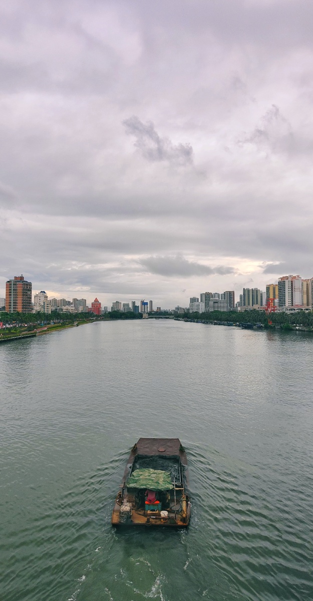 阴云下的海甸河