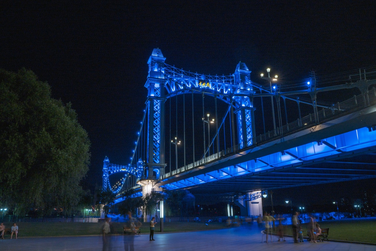 端午节期间,偶到汉江湾体育公园溜达,被古田桥的夜景震撼了.