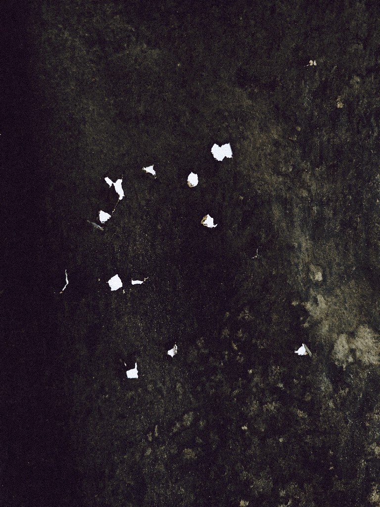 家中篷布日渐腐蚀,奶奶身体在走下坡路。