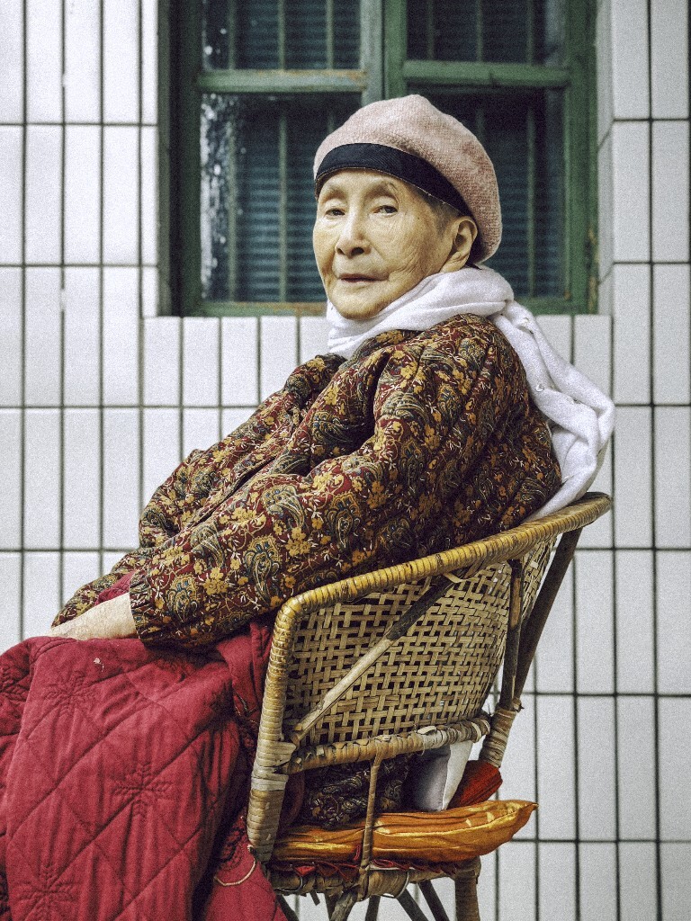 病重时期在院子里晒太阳的奶奶。