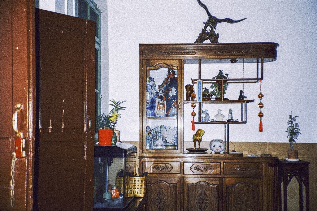 从奶奶往日坐的座位看到的客厅景观