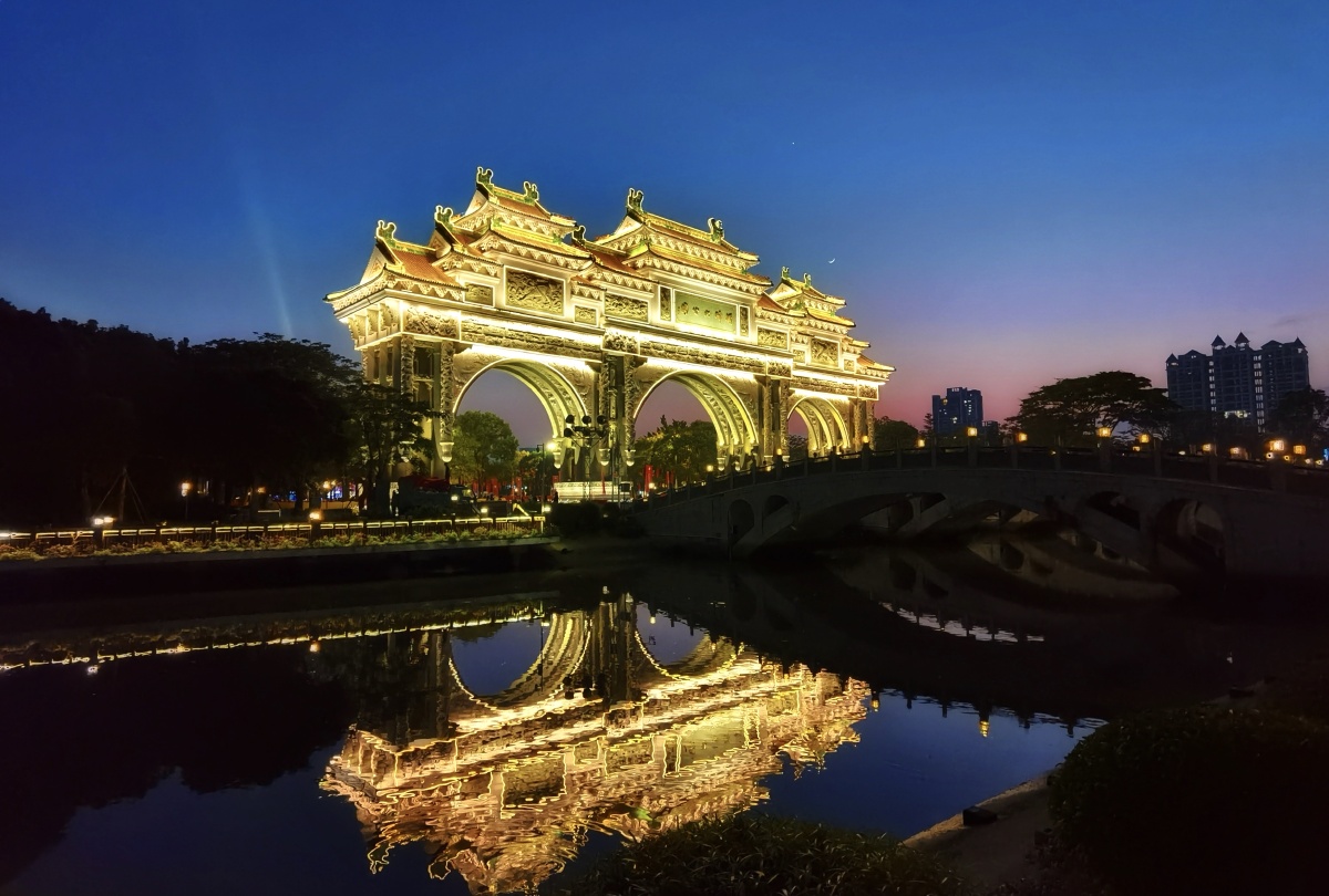 顺峰山公园牌坊夜色月亮星星相伴