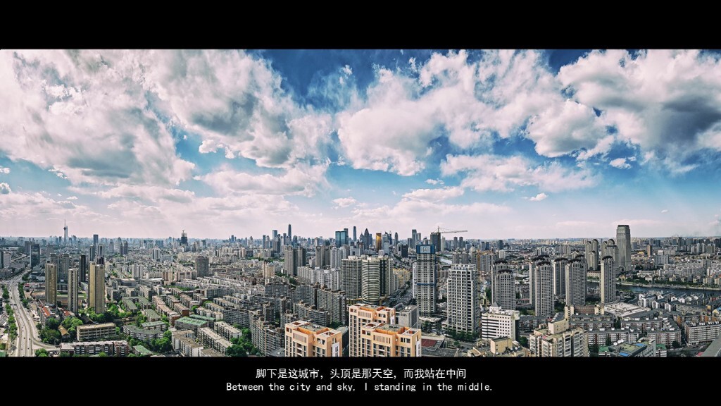 2.35:1，略微带点儿青色，黑边，中英文字幕。我想尽办法营造一种电影感觉，不知道效果怎么样。致敬天津爬楼党。