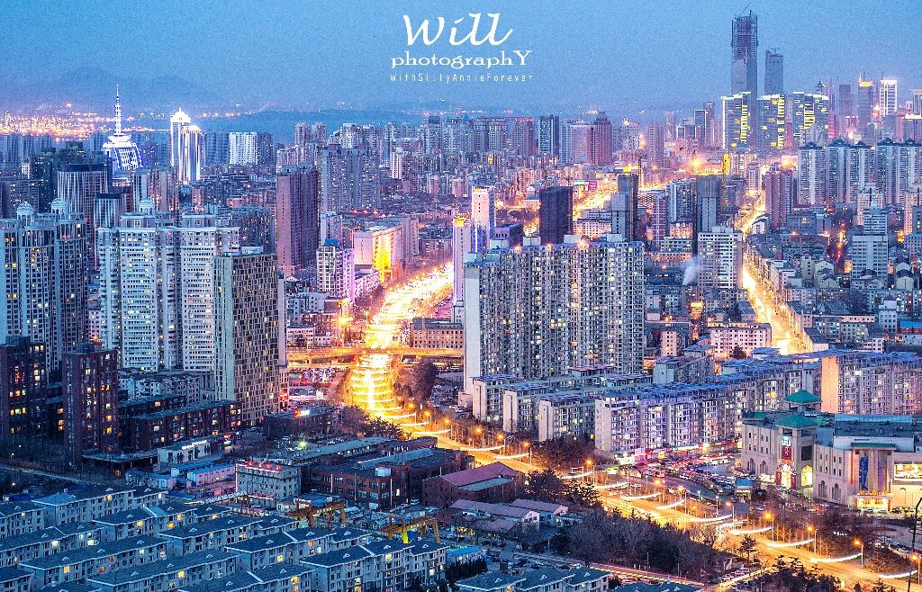 2014年2月4日，独自一人登富国公园山顶，已然被这满眼的繁华陶醉，尽管眼前万家灯火，繁华不尽，山顶却显得格外寂静，心中更是感慨万千。