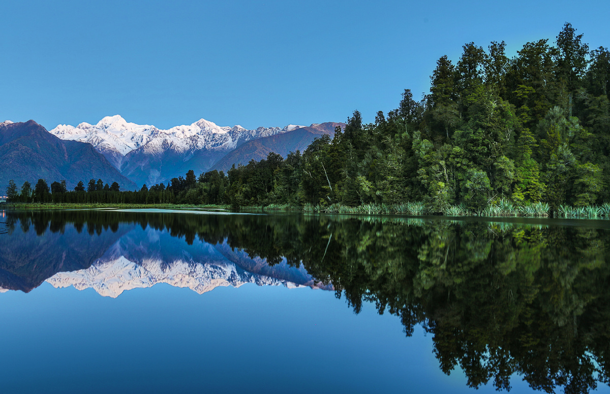 此湖以平静的镜面倒影而闻名,日落后一小时的天空格外蓝.