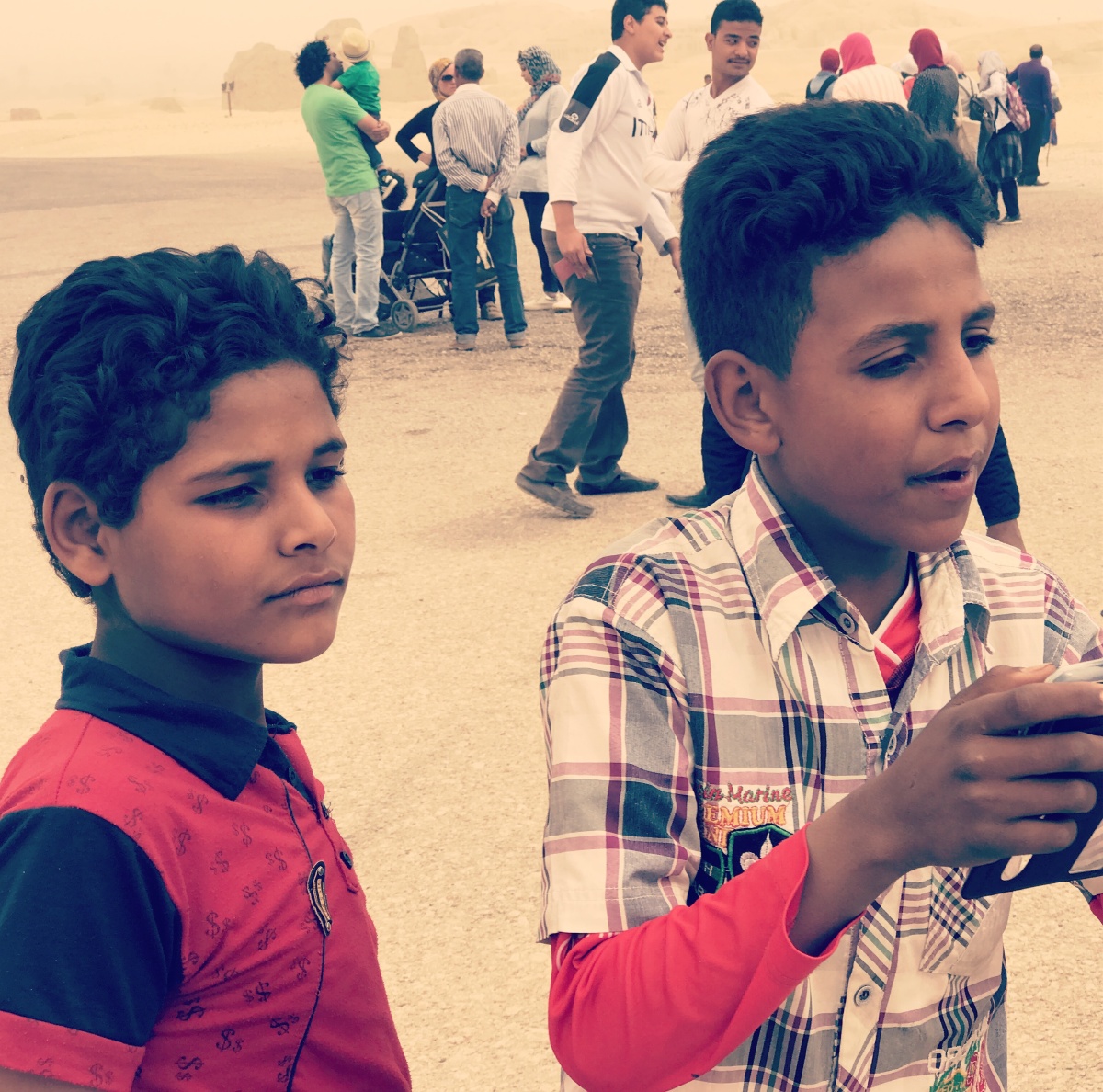 沙尘暴里的埃及男孩