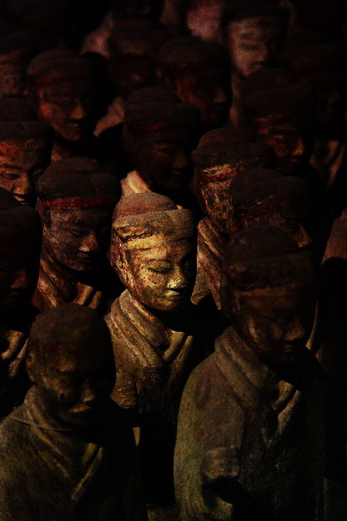 静默<br />
杵在人堆里，呆上个几千年