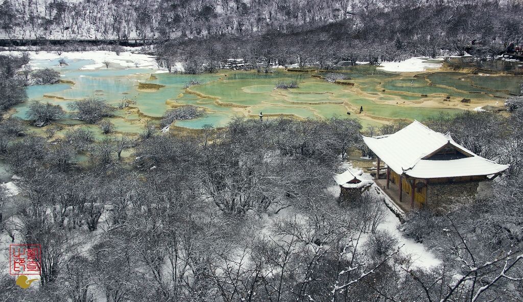 雪后的钙化池，在寺庙的映衬下，莫名有种日本的风情在。孰谓黄龙不值一去哉！
