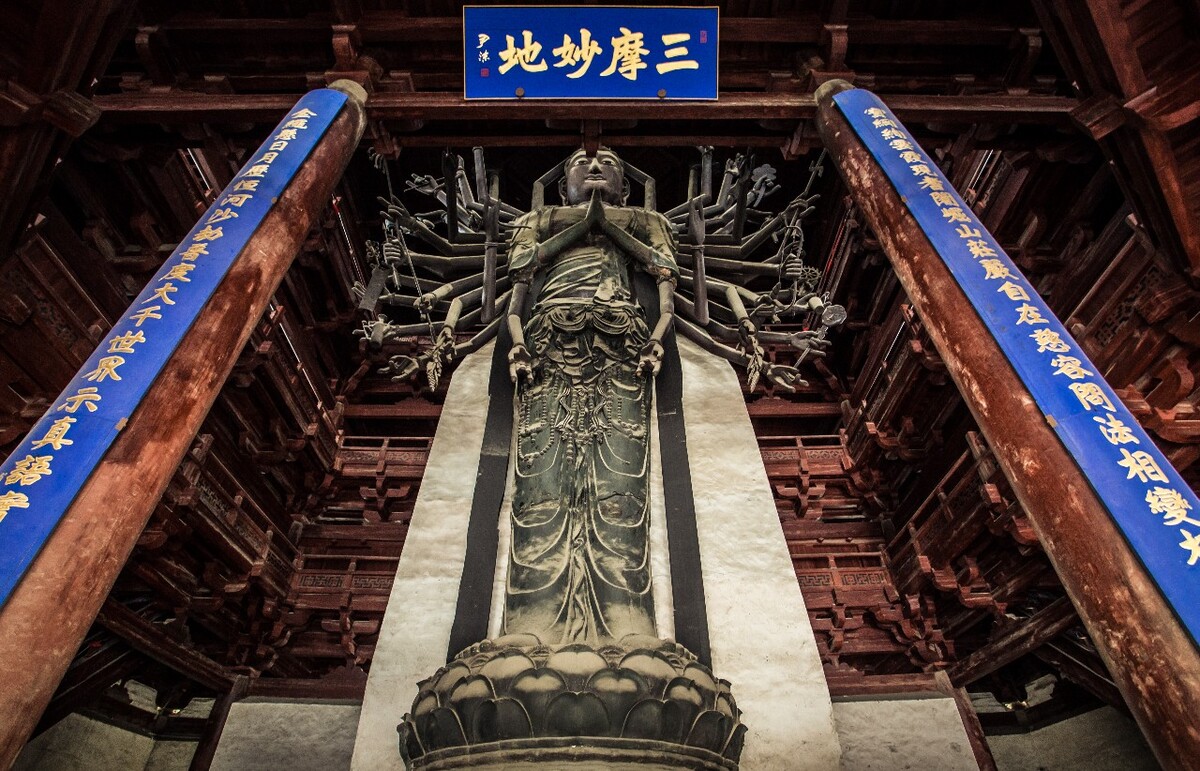 铜像正面