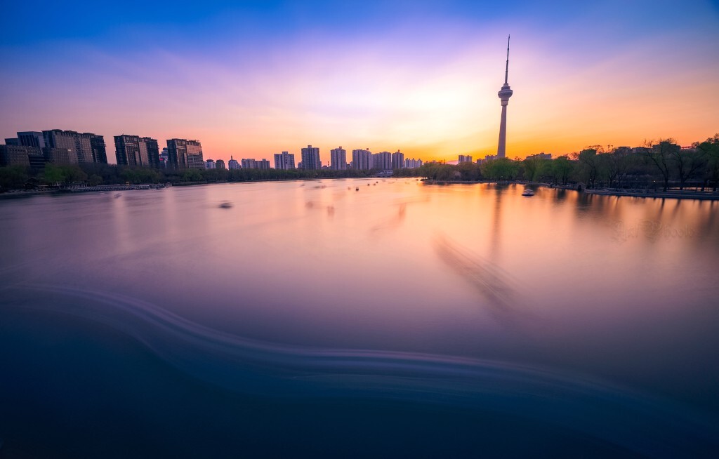 夕阳下游船在湖面画出一道美丽的曲线~
