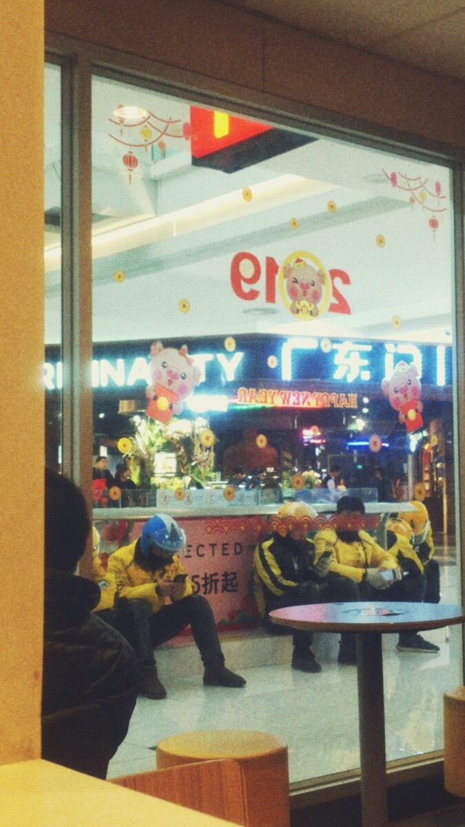 万达广场麦当劳门口，等待接单的外卖“骑士”.