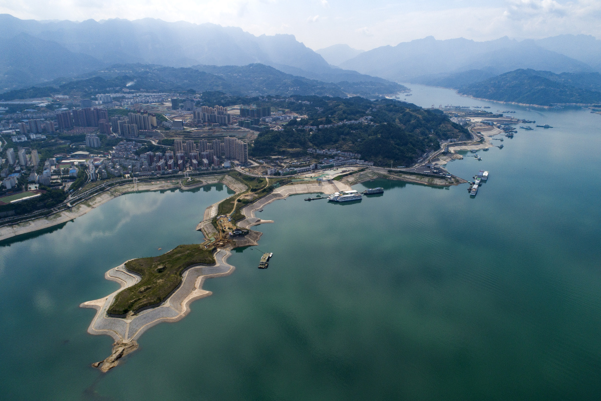 这是5月9日在湖北省宜昌市秭归县拍摄的三峡大坝上游库岸全景(无人机