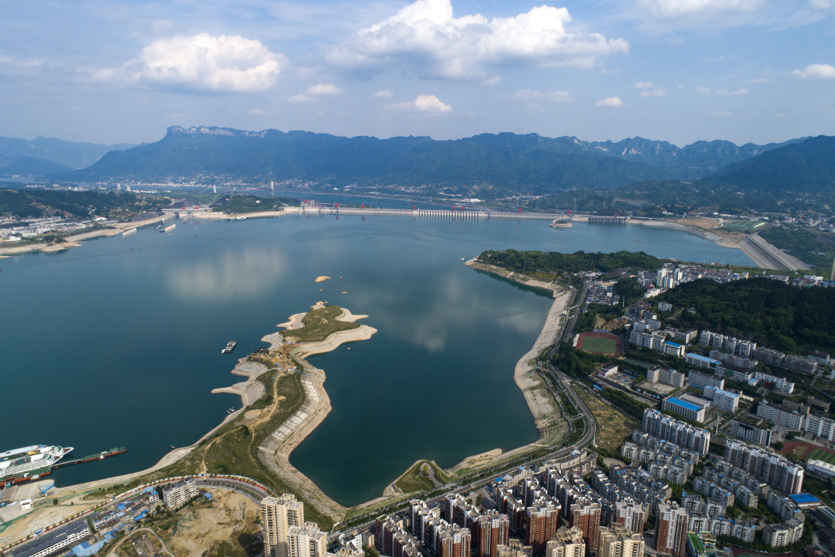 5月9日,船舶有序进出三峡大坝