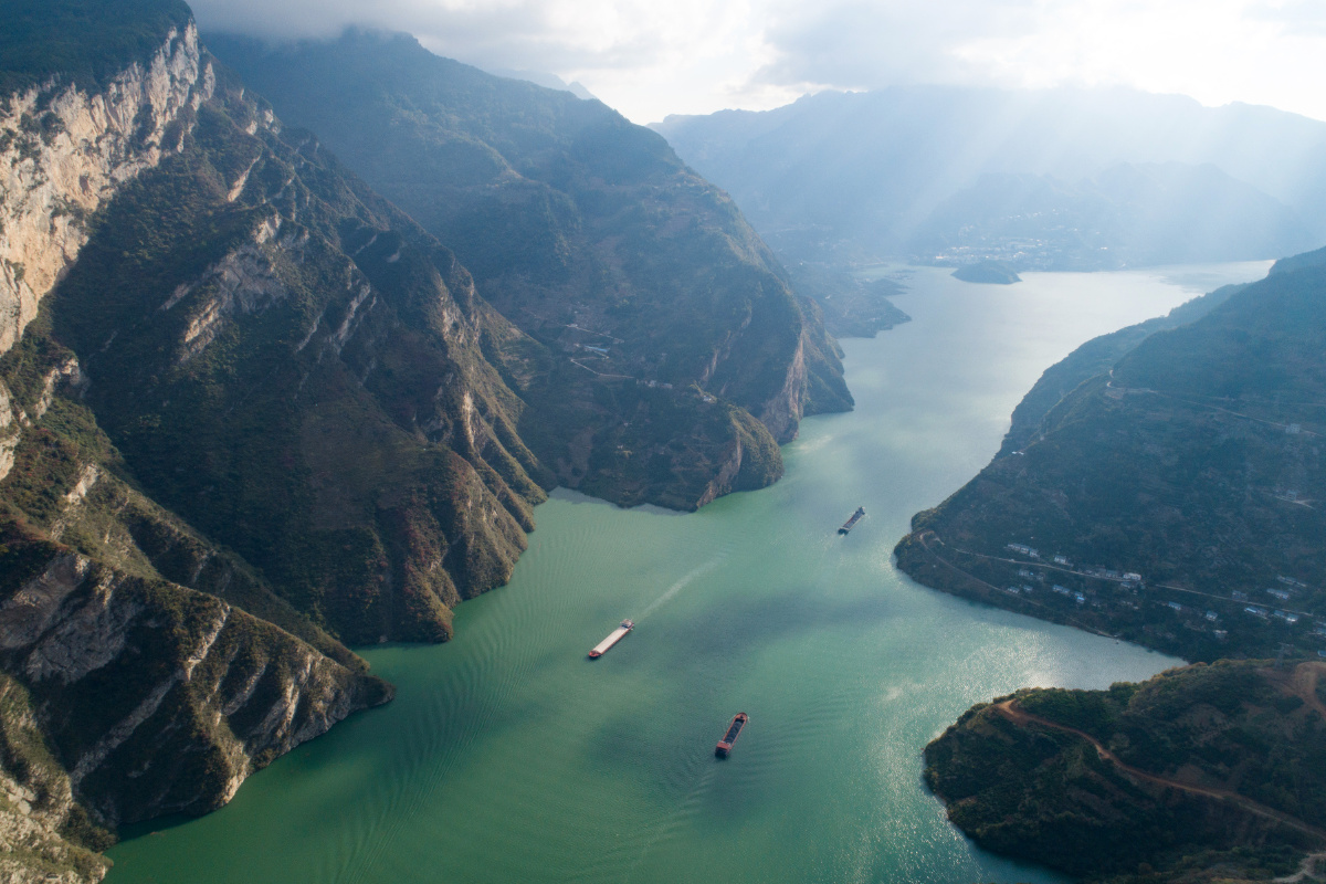 初冬西陵峡 长虹卧碧波 11月8日,船舶行驶在湖北省