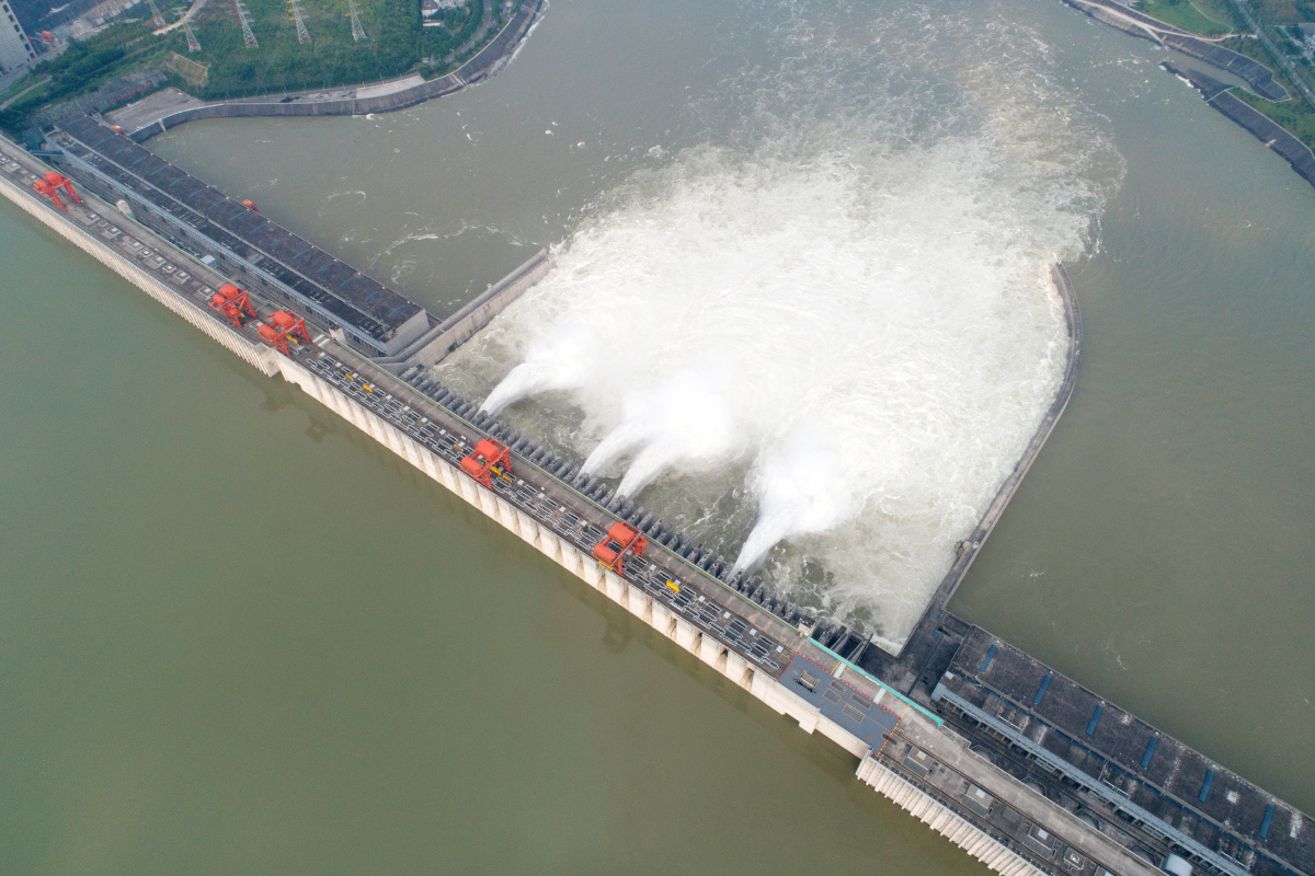 湖北省宜昌市秭归县,长江三峡枢纽开启四个泄洪深孔泄洪(无人机拍摄)