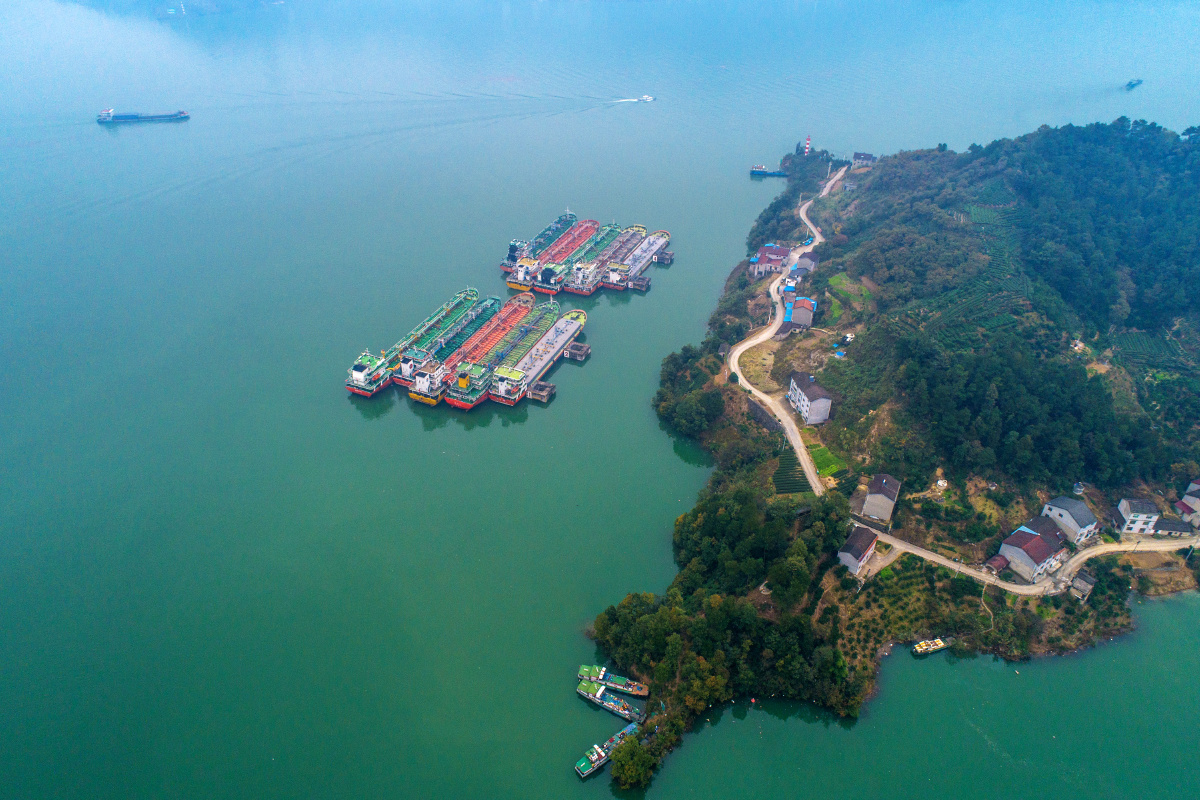 三峡水库蓄水接近目标 航运通畅 2020年10月27日,轮船行驶在长江三峡