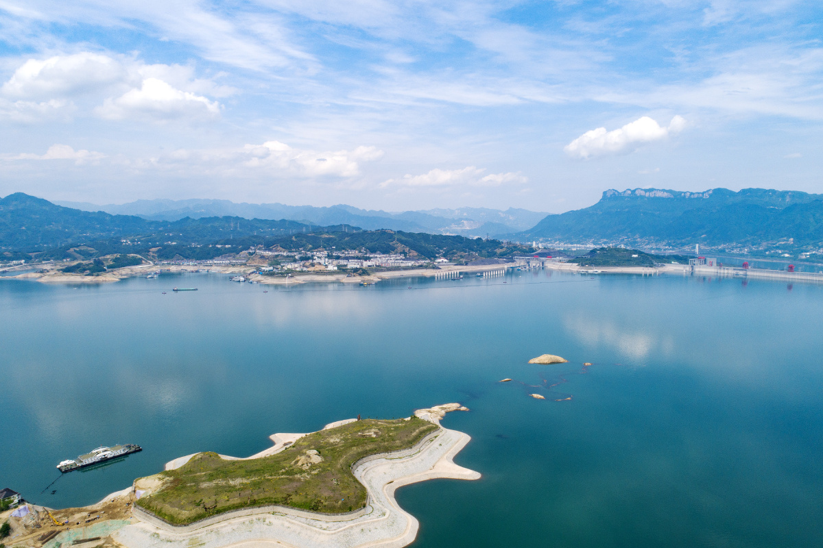 湖北秭归:三峡库岸生态美 这是5月9日在湖北省宜昌市秭归县拍摄的三峡