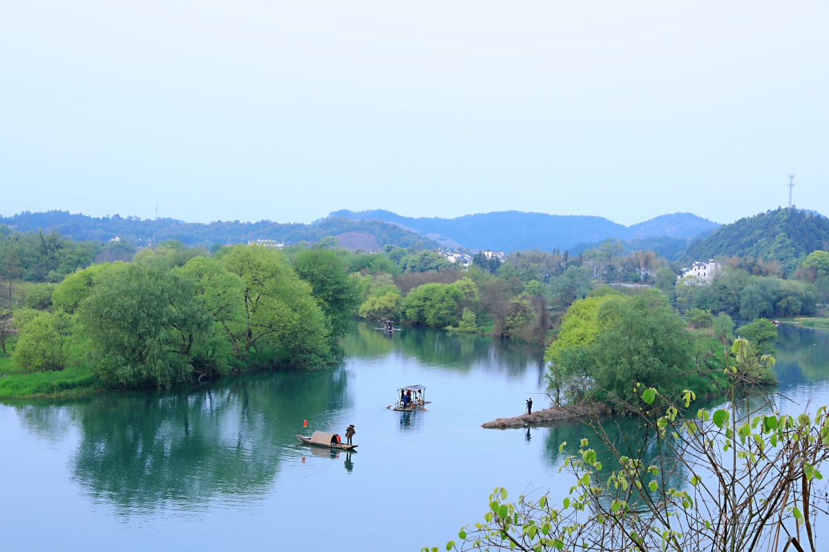树绕村庄,水满陂塘.倚东风,豪兴徜徉.小园几许,收尽春光.