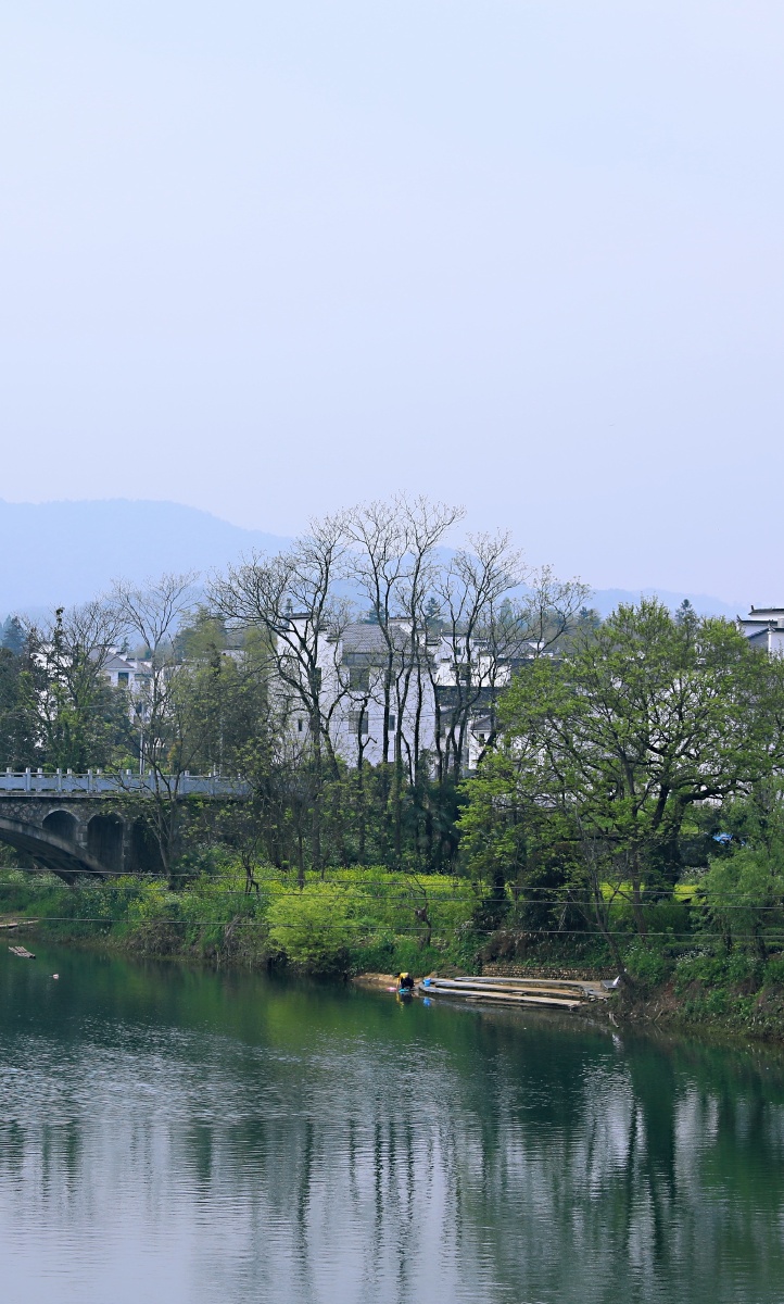 树绕村庄,水满陂塘.倚东风,豪兴徜徉.小园几许,收尽春光.