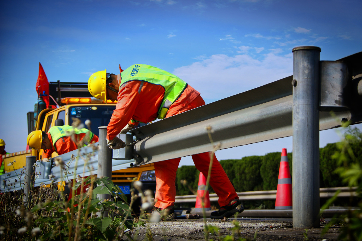 致敬江苏高速养护人无论风里雨里冰天雪地是他们用自己的青春与汗水