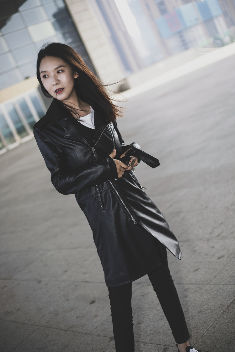 夏天拍皮衣的小姐姐